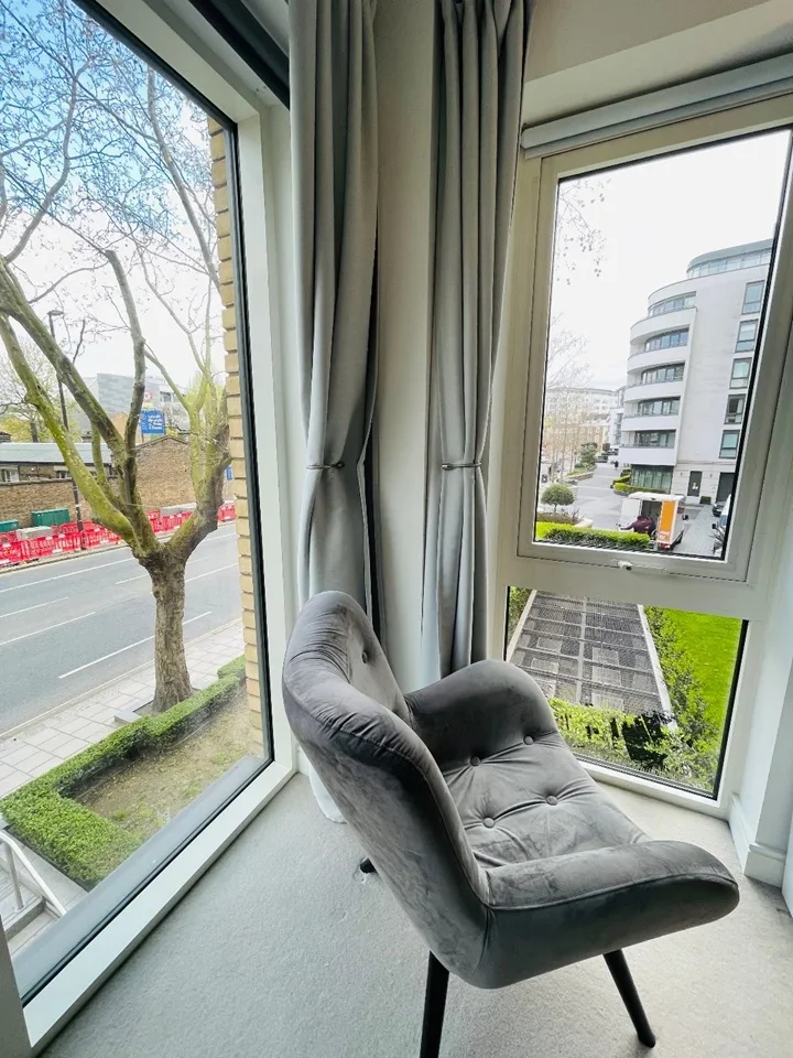 Flat Kew Bridge Road in Greater London