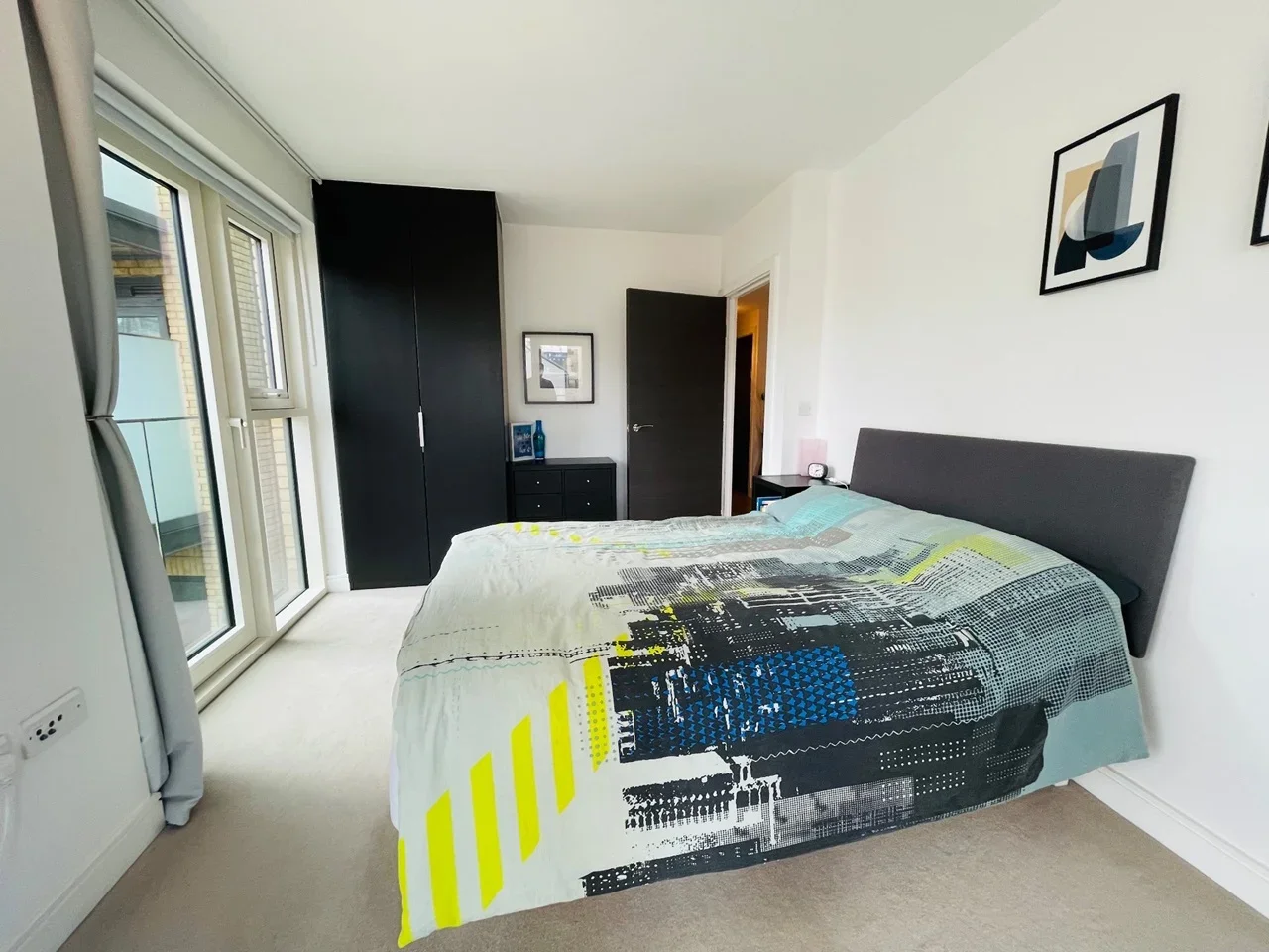 Flat Kew Bridge Road in Greater London
