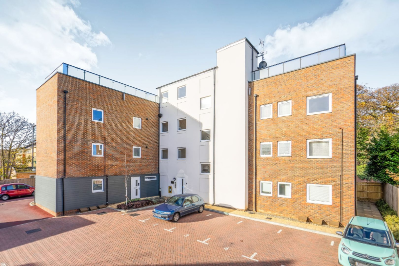 Flat Kingfisher Drive in Surrey Heath