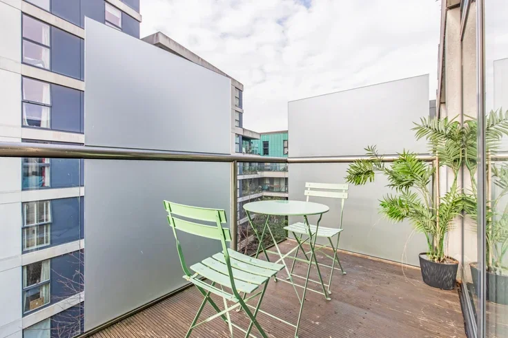Flat Dance Square in Greater London