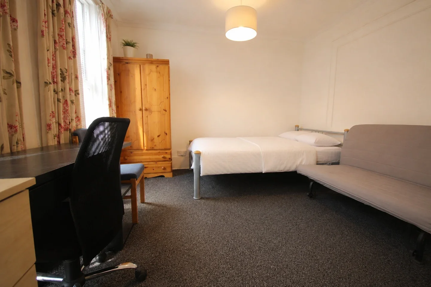 Room Camden Road in Greater London