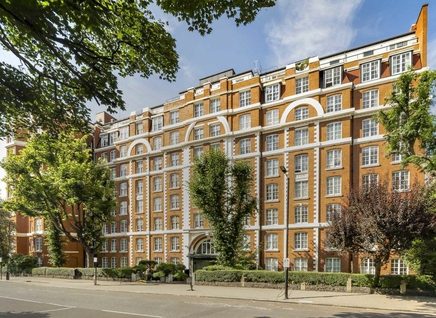 Flat Grove End Road in City of Westminster