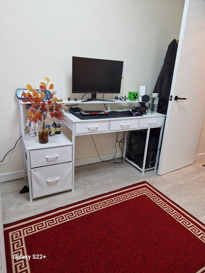 Room Hindes Road in Greater London