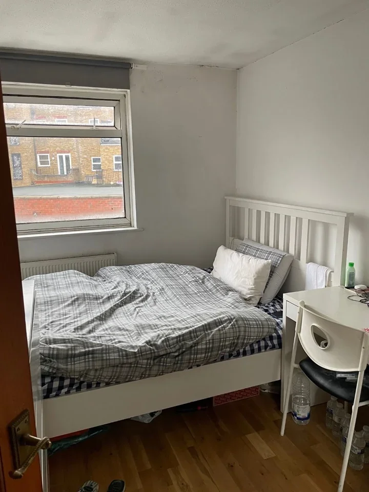 Room Dunston Road in Greater London