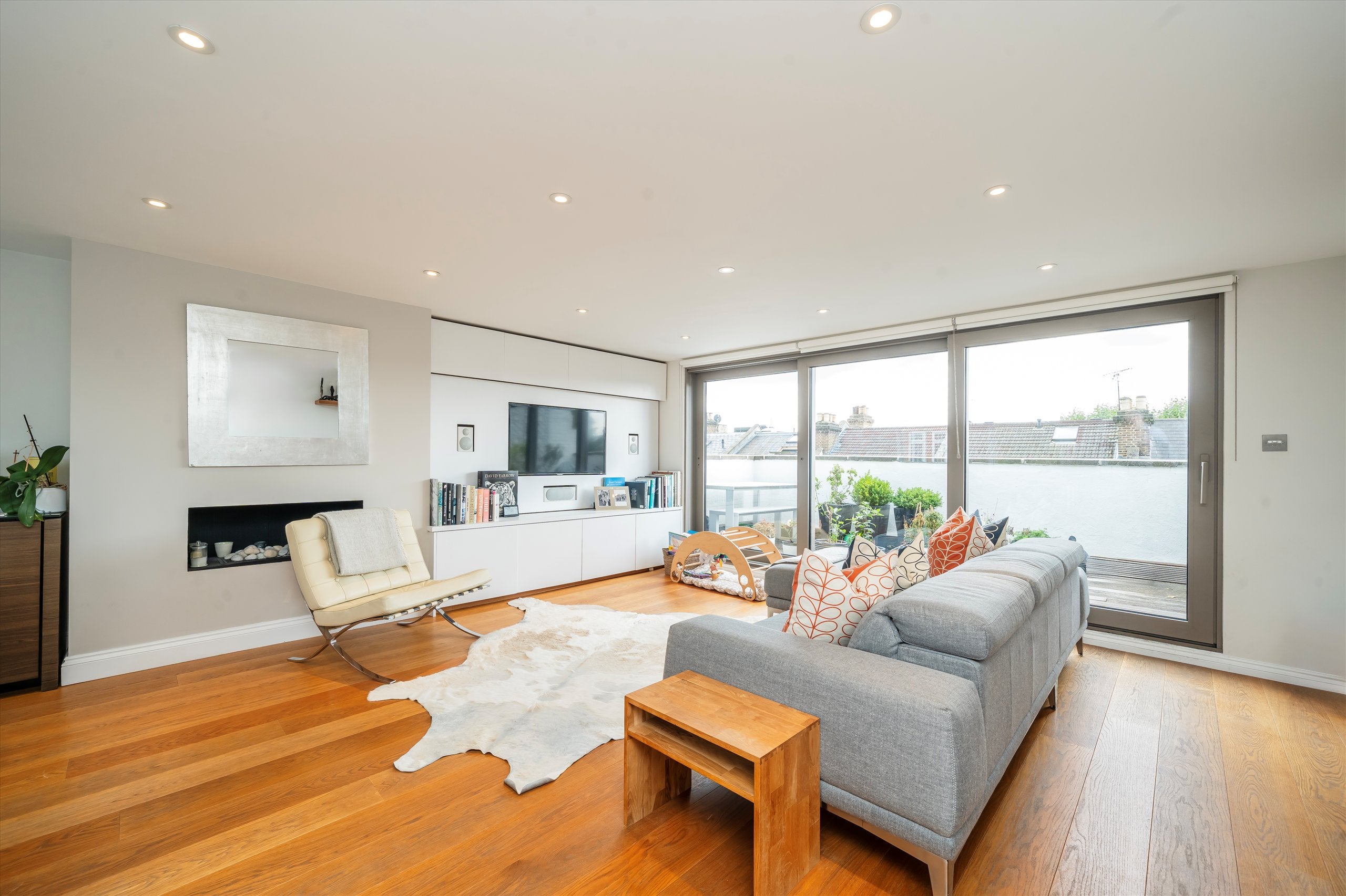 Flat Blythe Road in Greater London
