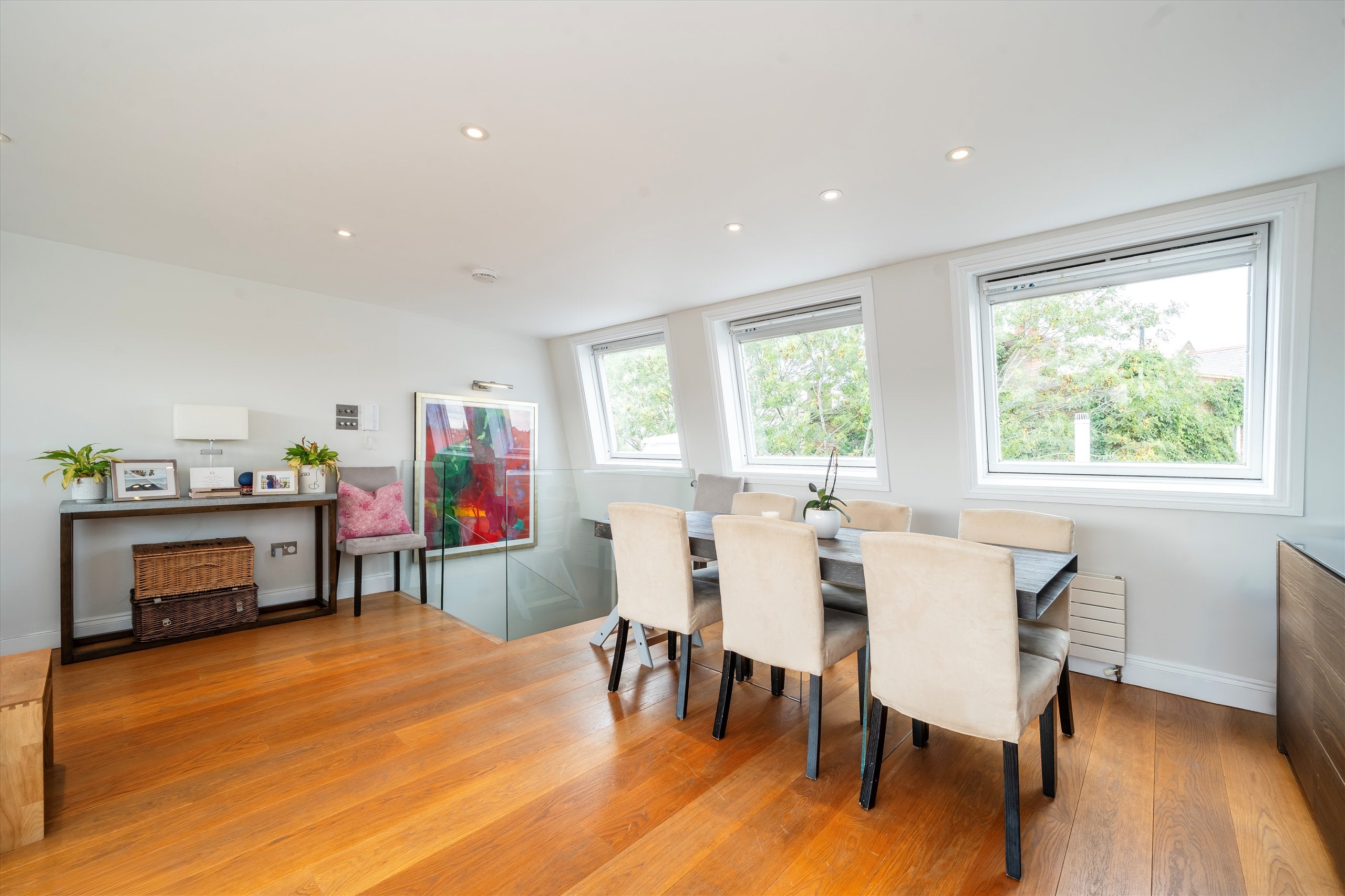 Flat Blythe Road in Greater London