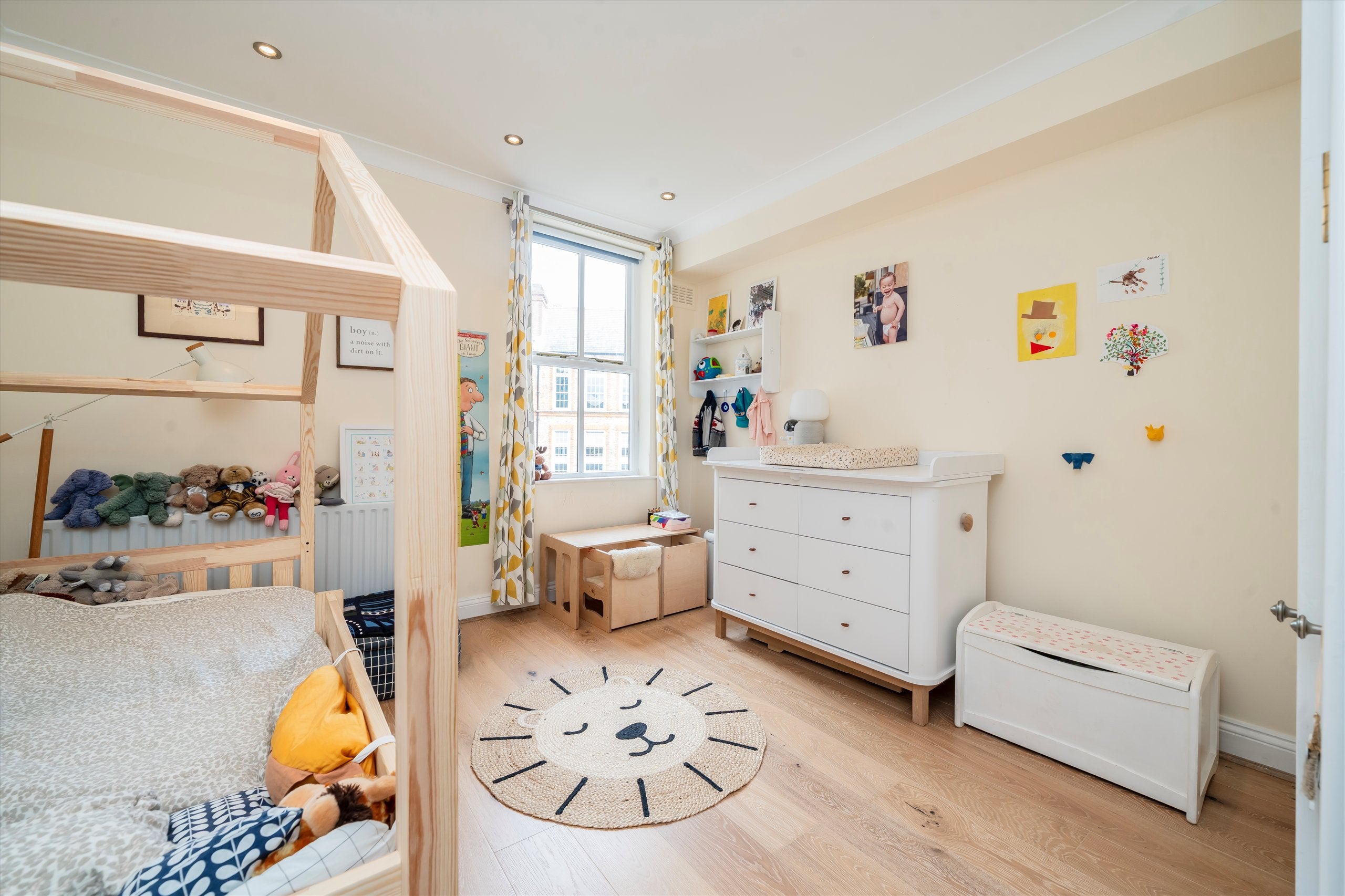 Flat Blythe Road in Greater London