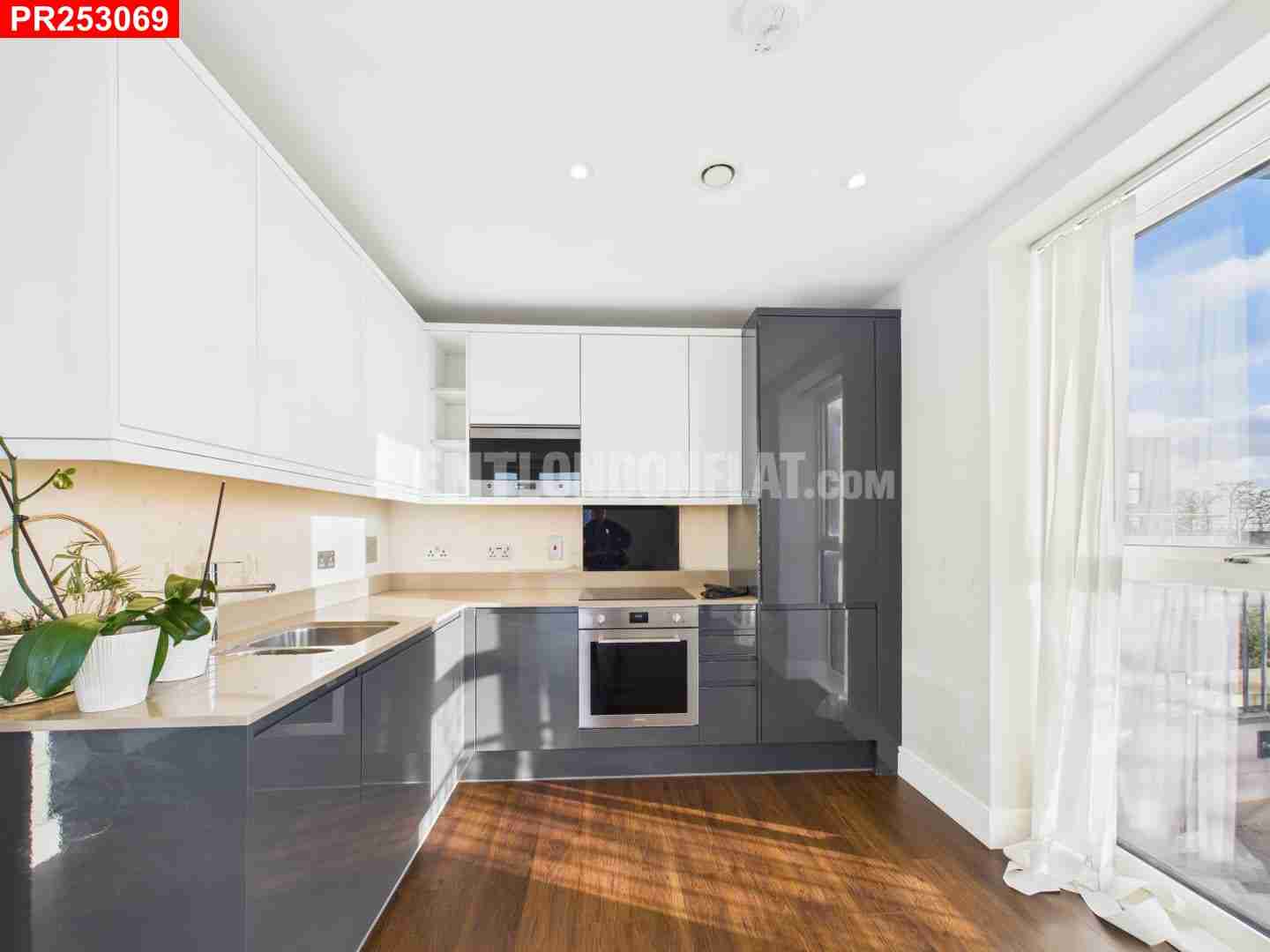Flat Merrick Road in Greater London