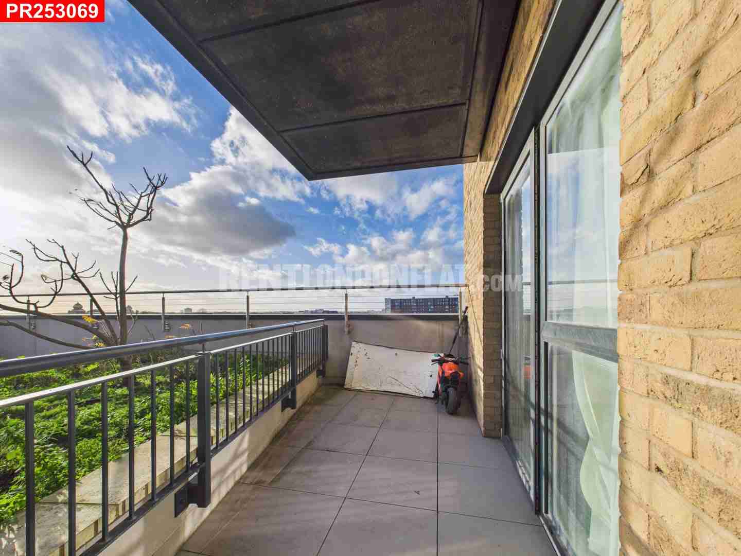 Flat Merrick Road in Greater London