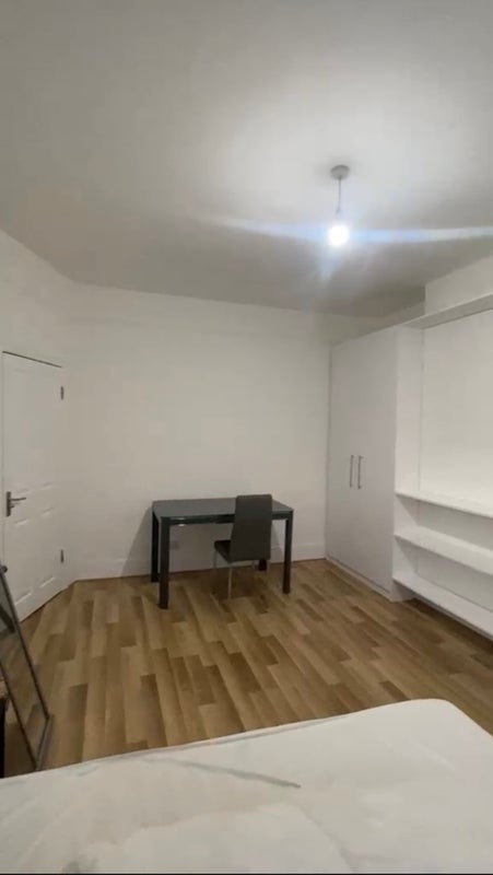 Room Woodside Lane in Greater London