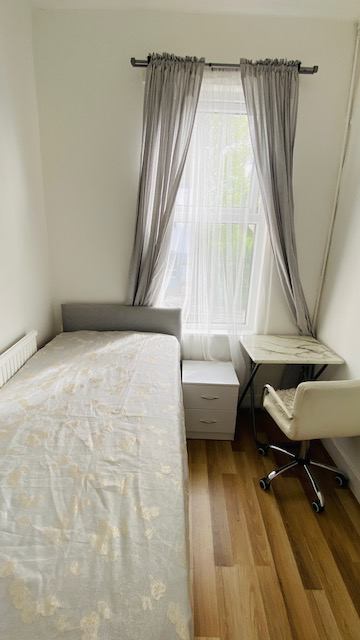 Room Woodside Lane in Greater London