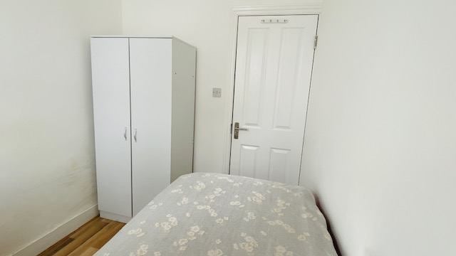 Room Woodside Lane in Greater London