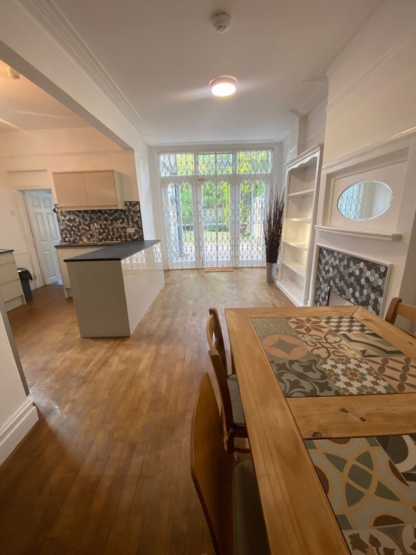 Room Woodside Lane in Greater London