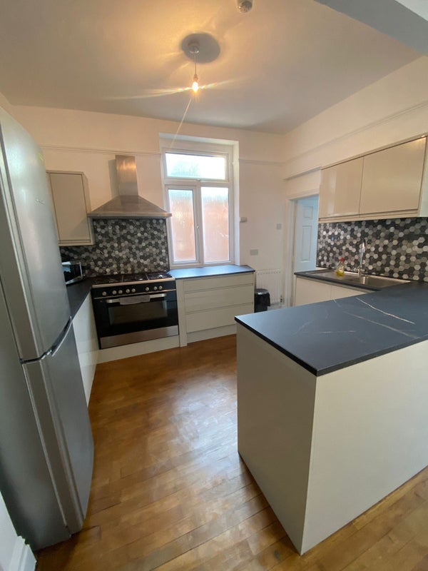Room Woodside Lane in Greater London