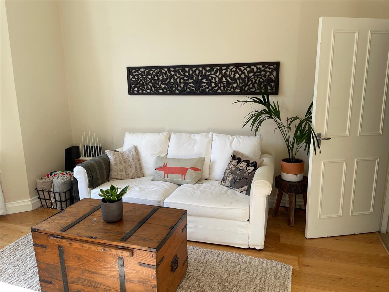Flat Dalmeny Road in Greater London