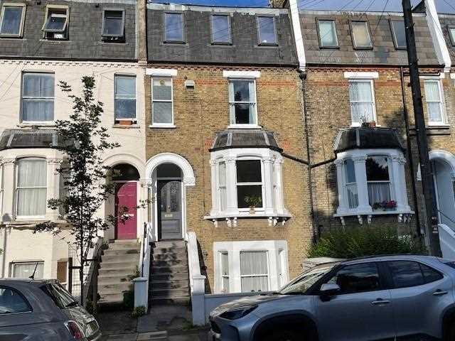 Flat Dalmeny Road in Greater London