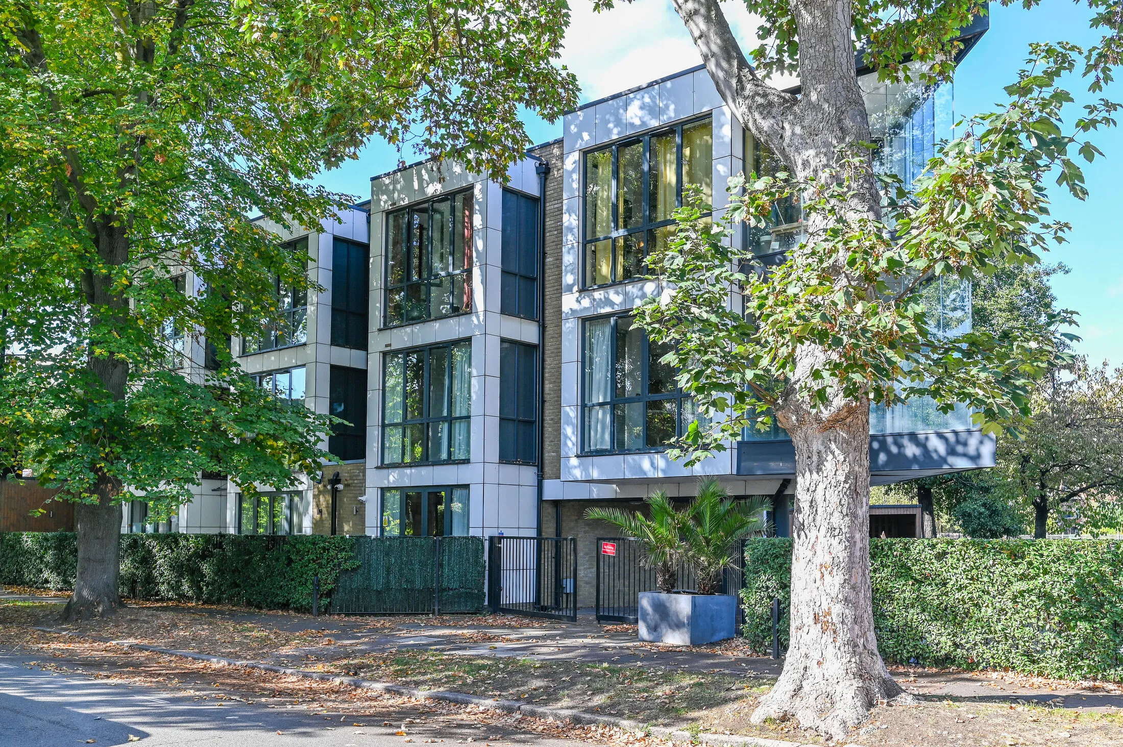 Flat Ellesmere Road in Greater London