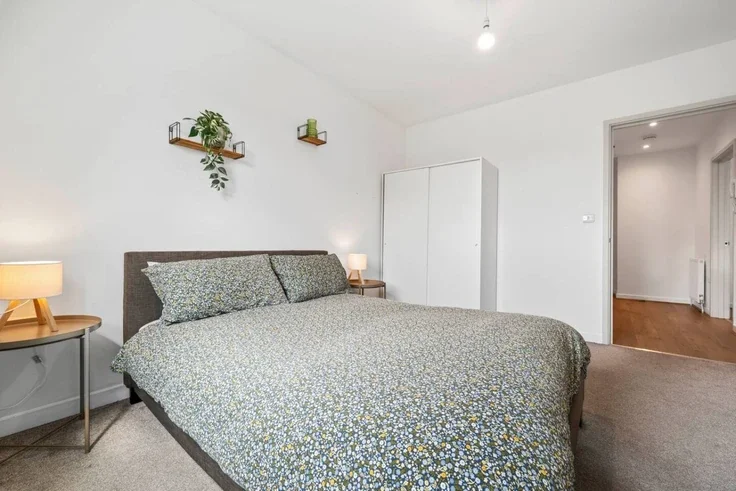 Flat Clapham Road in Greater London