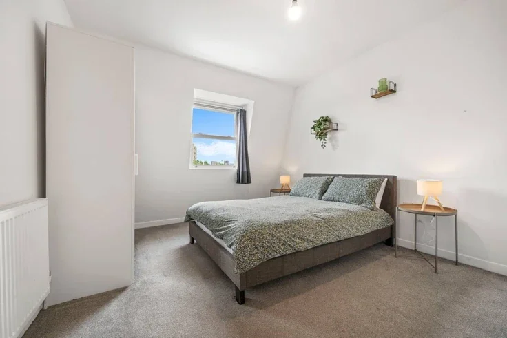 Flat Clapham Road in Greater London