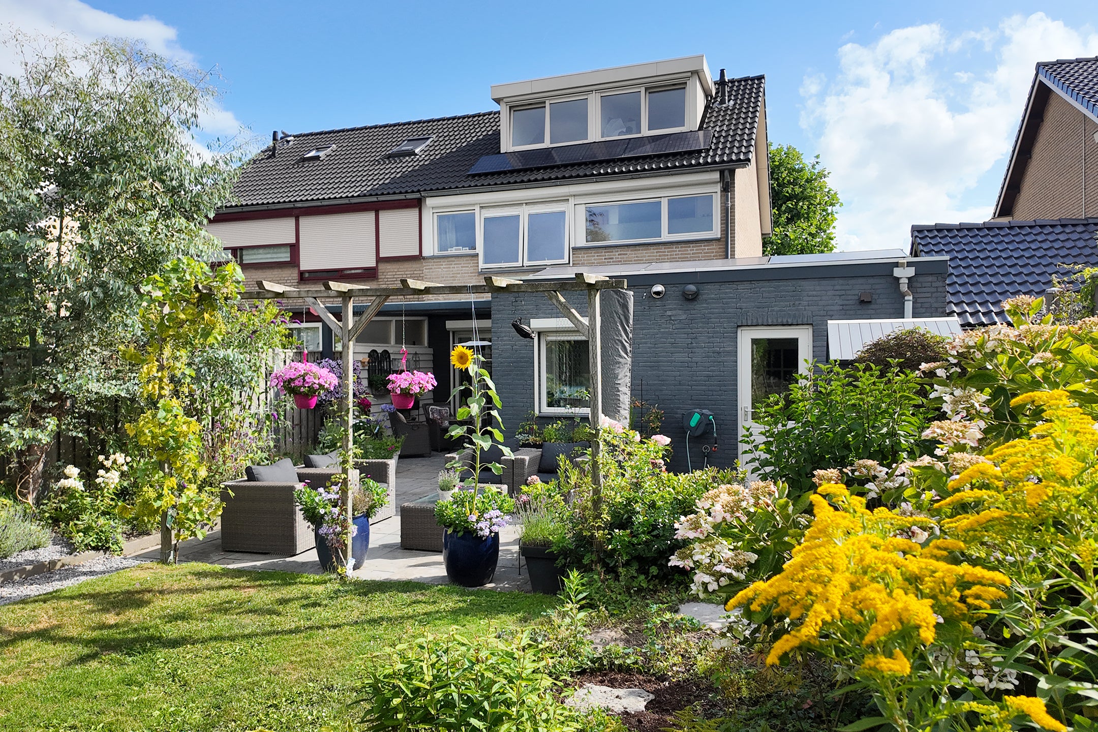 Tussenwoning te koop: Dr. Poelsstraat 23, Standdaarbuiten
