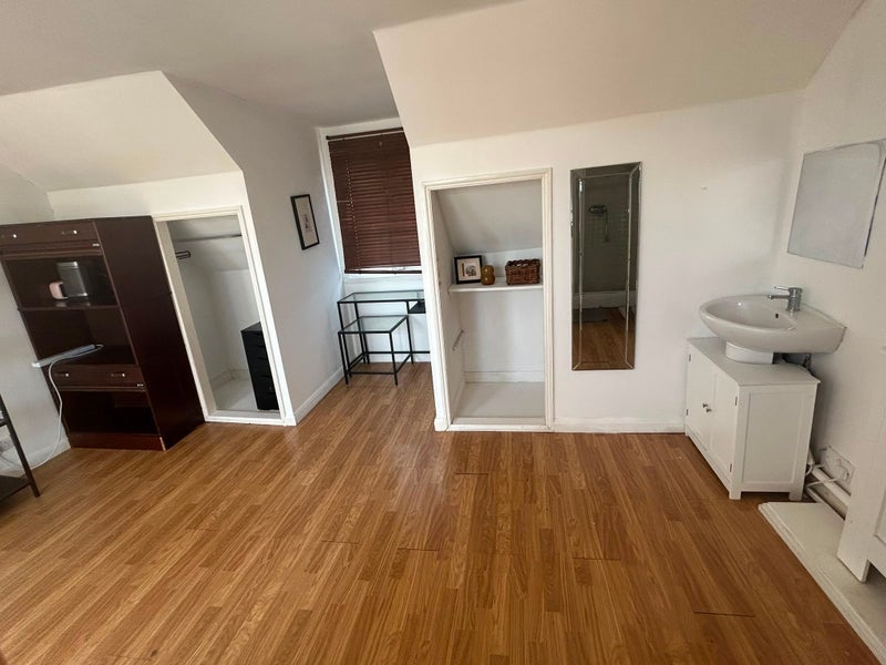 Room Kennington Road in Greater London