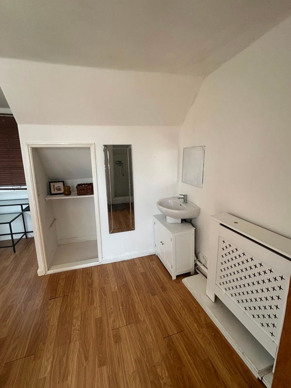 Room Kennington Road in Greater London