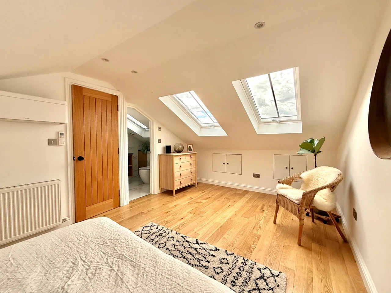Flat Hazellville Road in Greater London