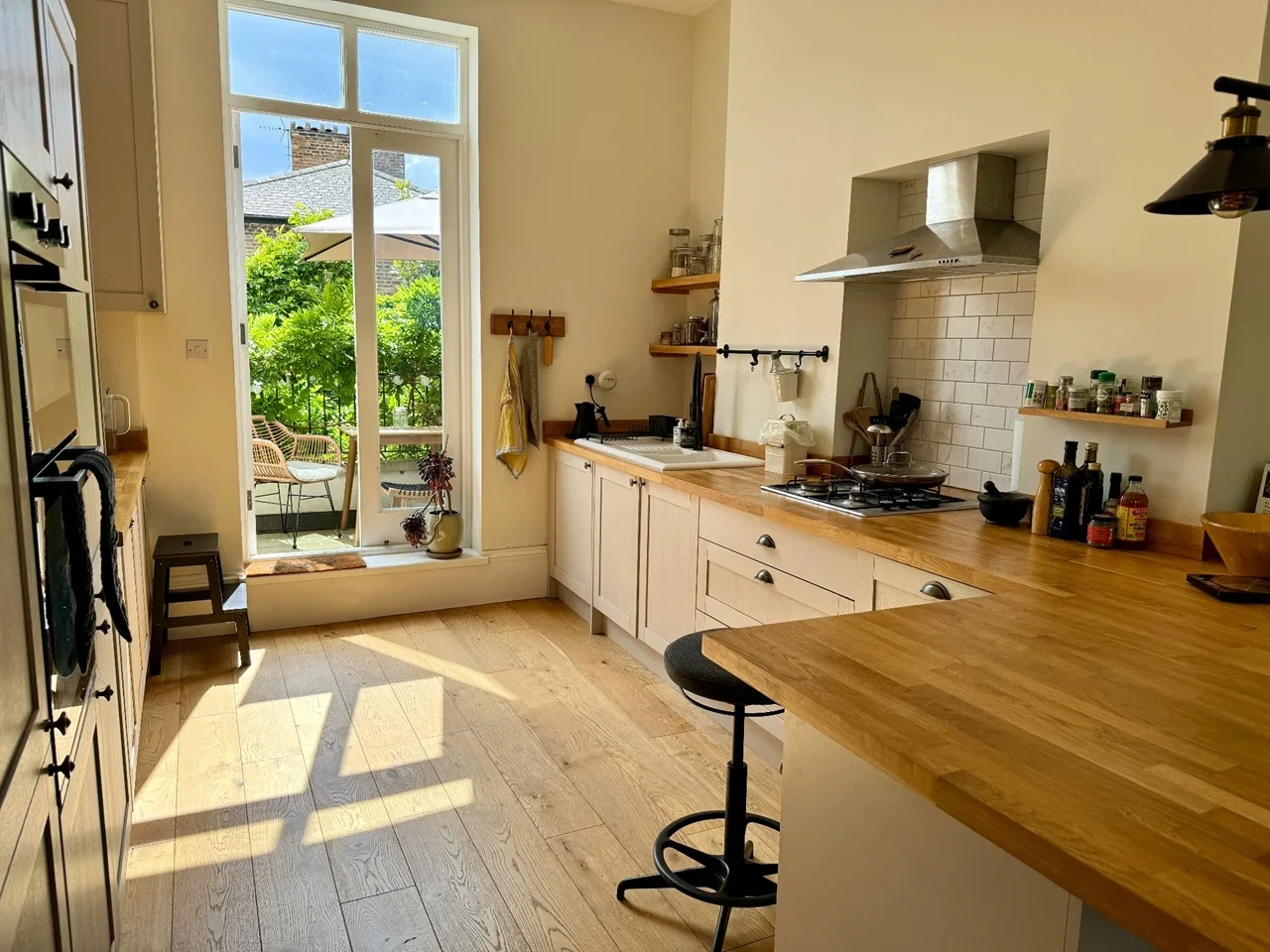 Flat Hazellville Road in Greater London
