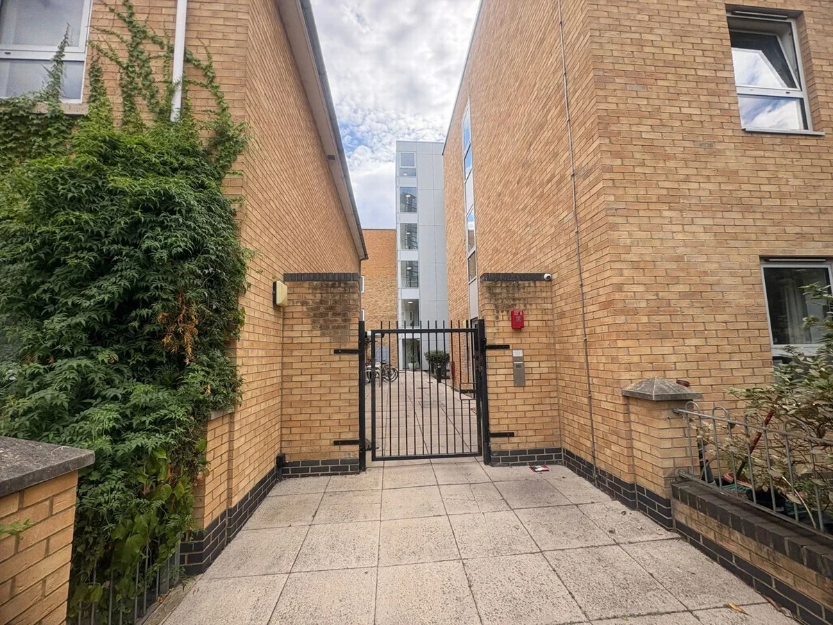 Flat Storehouse Mews in Greater London