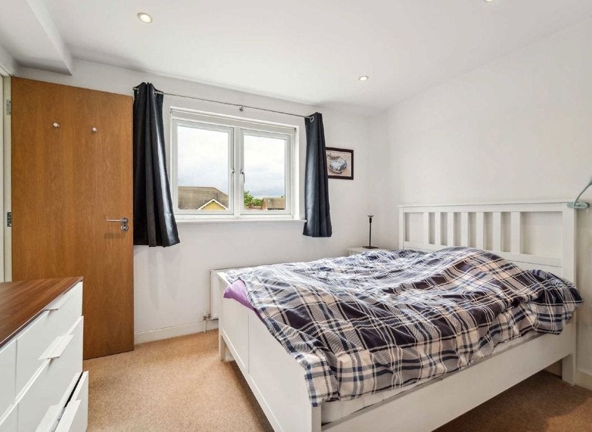 Flat Rodenhurst Road in London