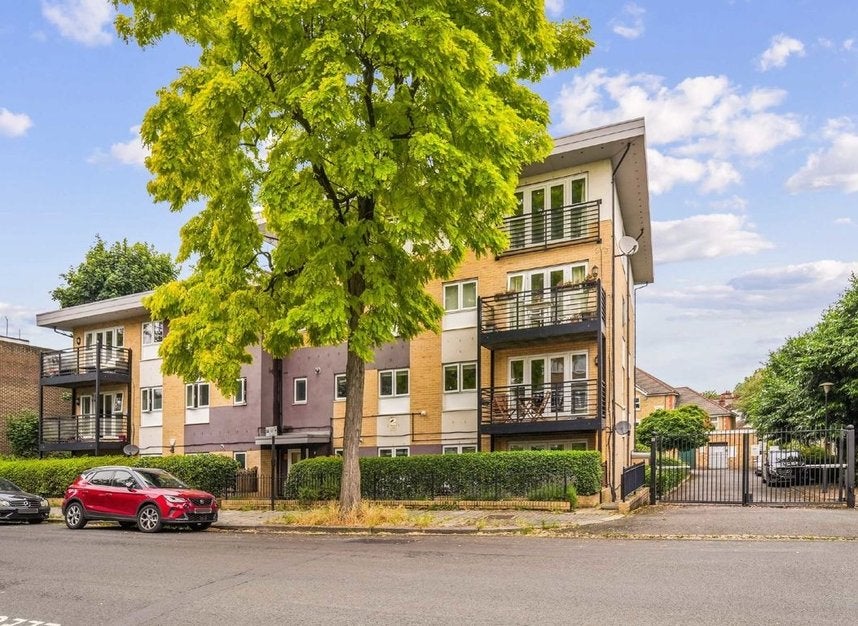 Flat Rodenhurst Road in London
