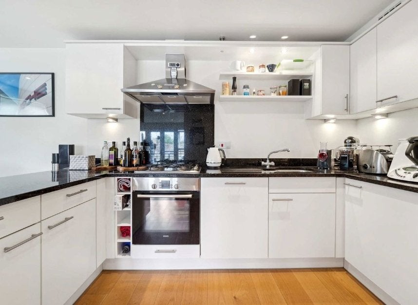 Flat Rodenhurst Road in London
