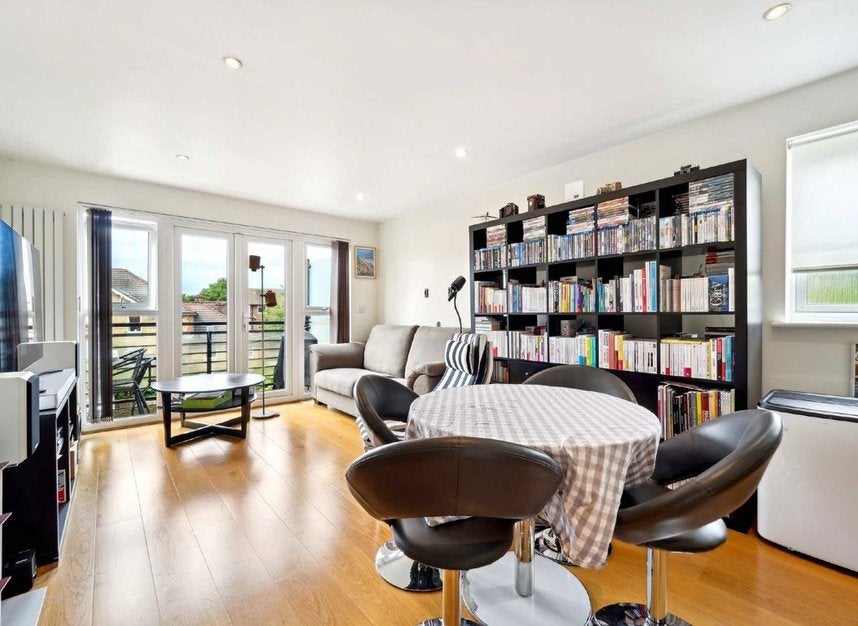 Flat Rodenhurst Road in London