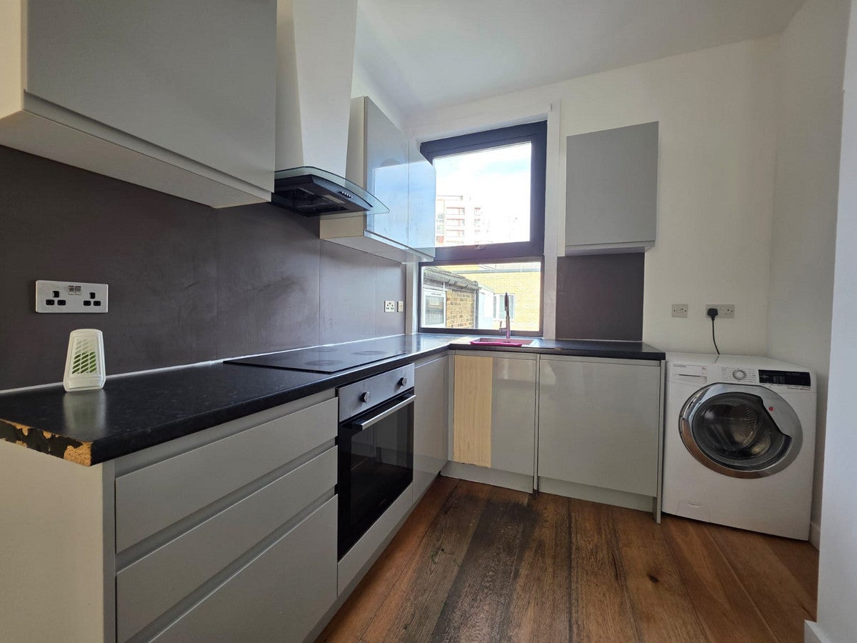 Flat Clifford Road in Greater London