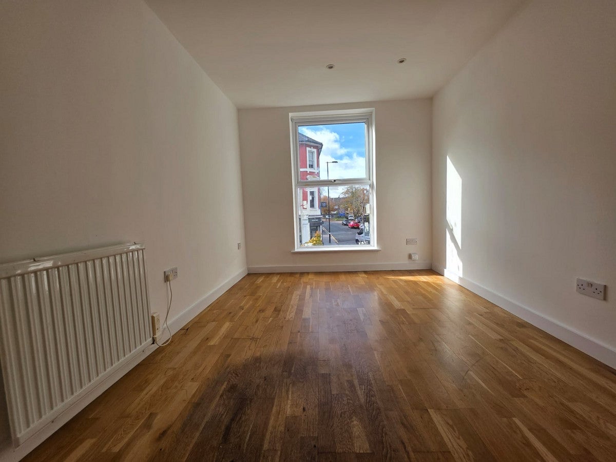 Flat Clifford Road in Greater London