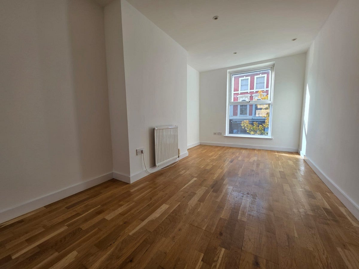 Flat Clifford Road in Greater London