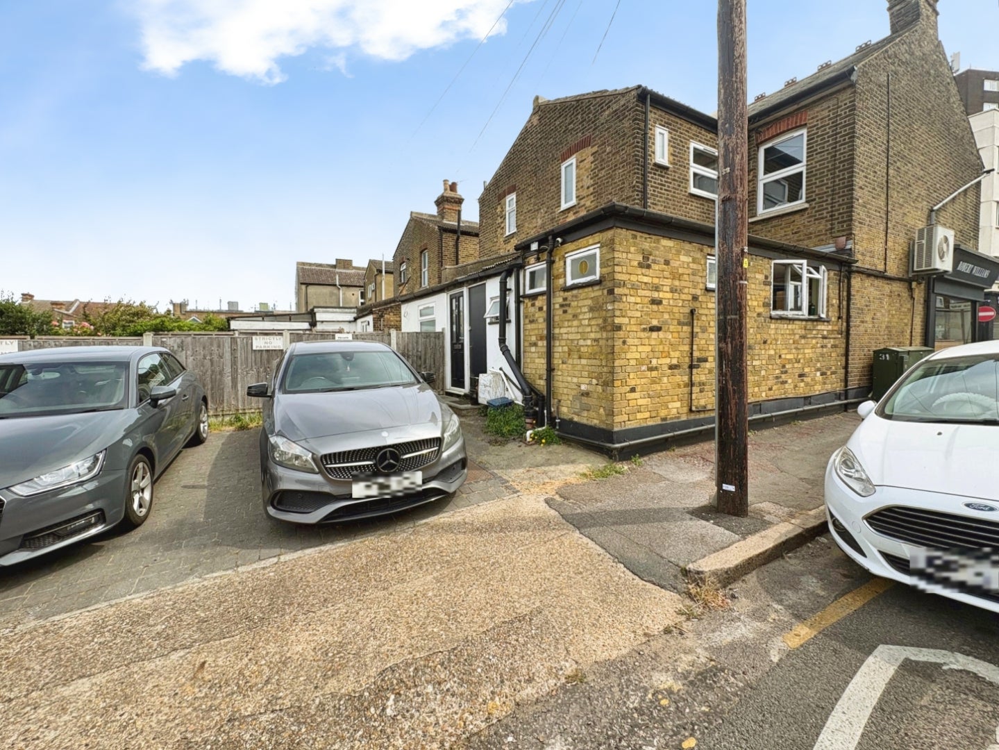 Flat Rectory Grove in Southend-on-Sea