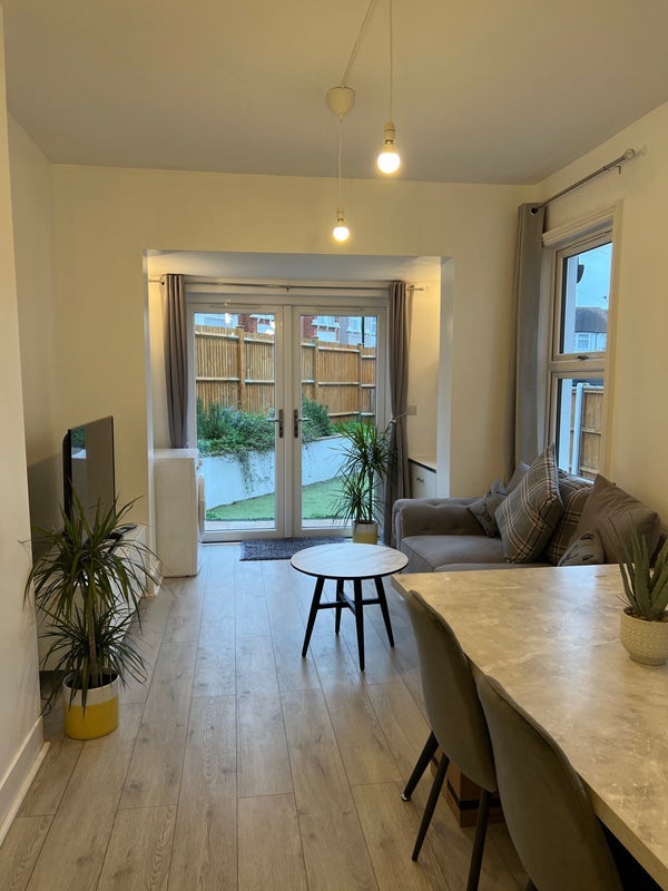 Room Woodville Road in Greater London