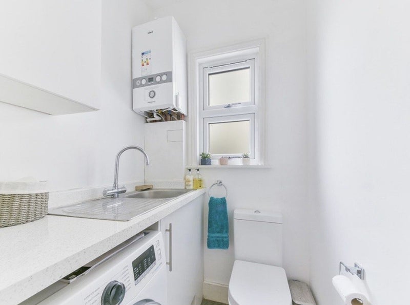 Room Woodville Road in Greater London
