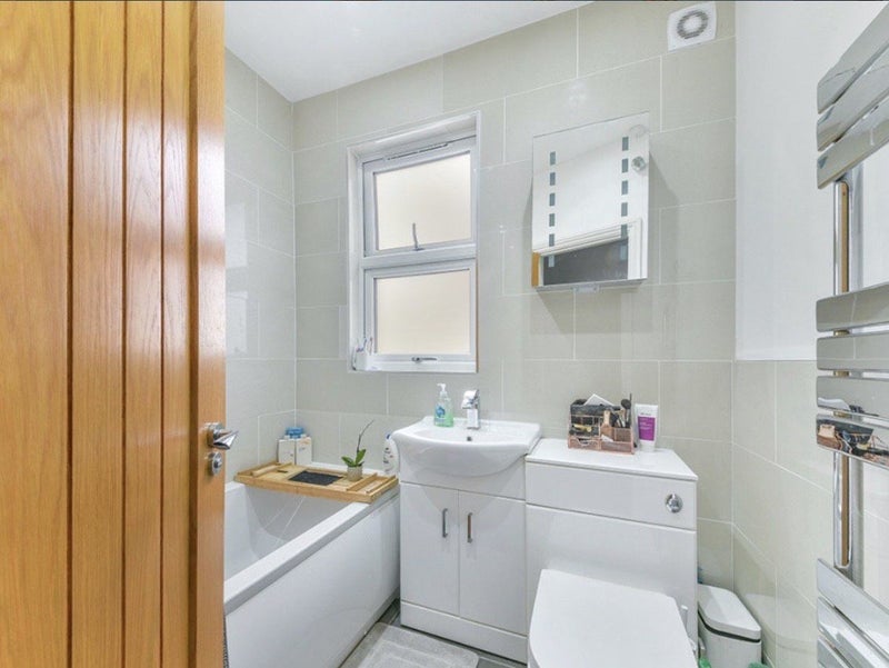 Room Woodville Road in Greater London