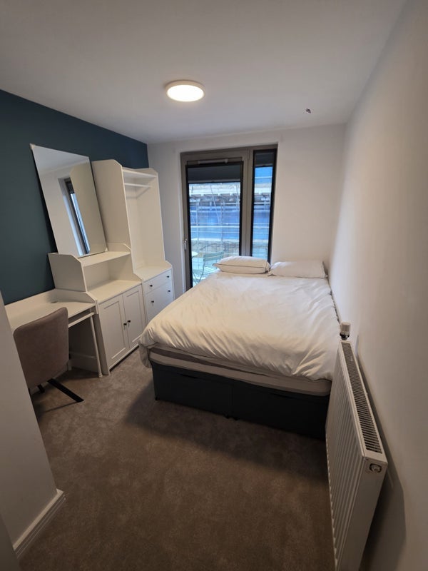 Room Daneland Walk in Greater London