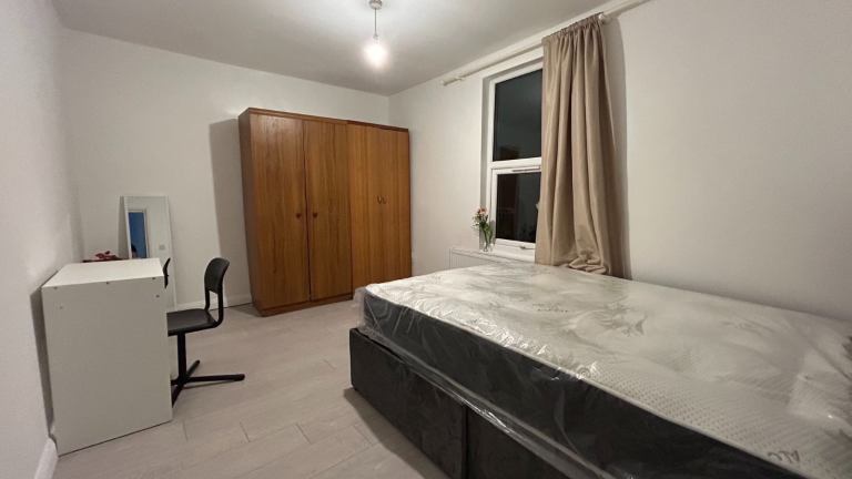 Flat Churchfield Road in Greater London