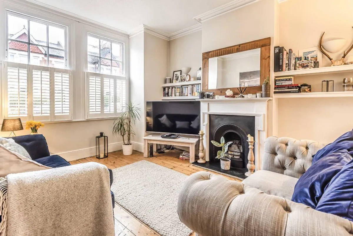 Flat Quinton Street in Greater London