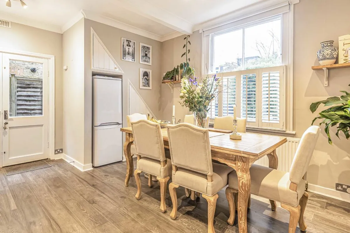 Flat Quinton Street in Greater London
