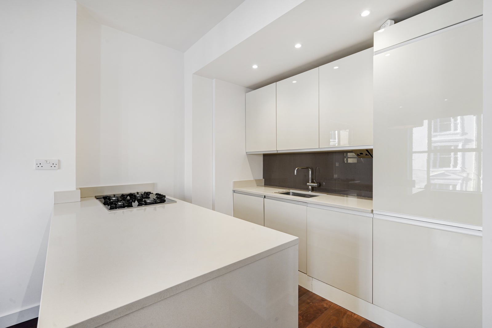Flat Eardley Crescent in Greater London