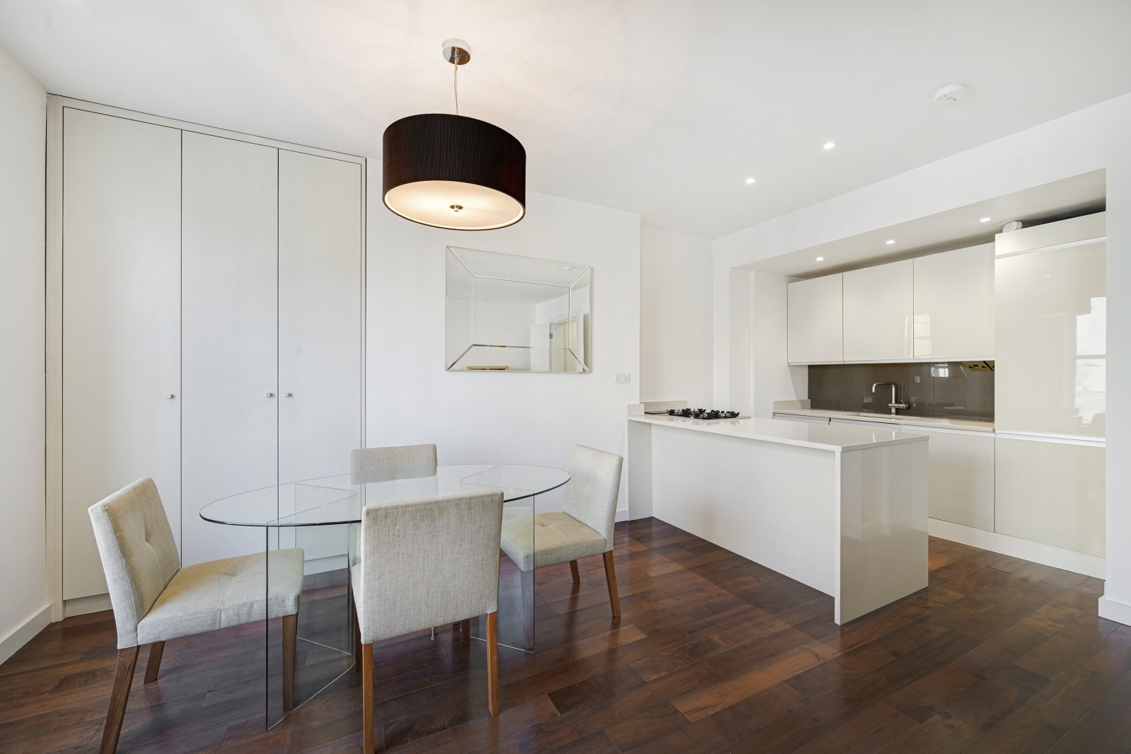 Flat Eardley Crescent in Greater London