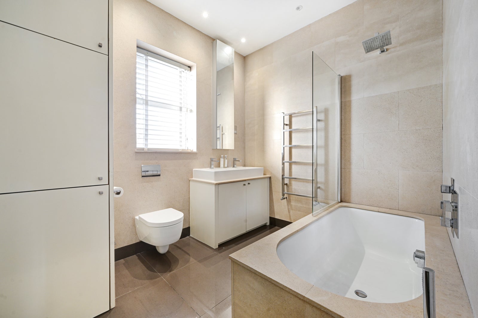 Flat Eardley Crescent in Greater London