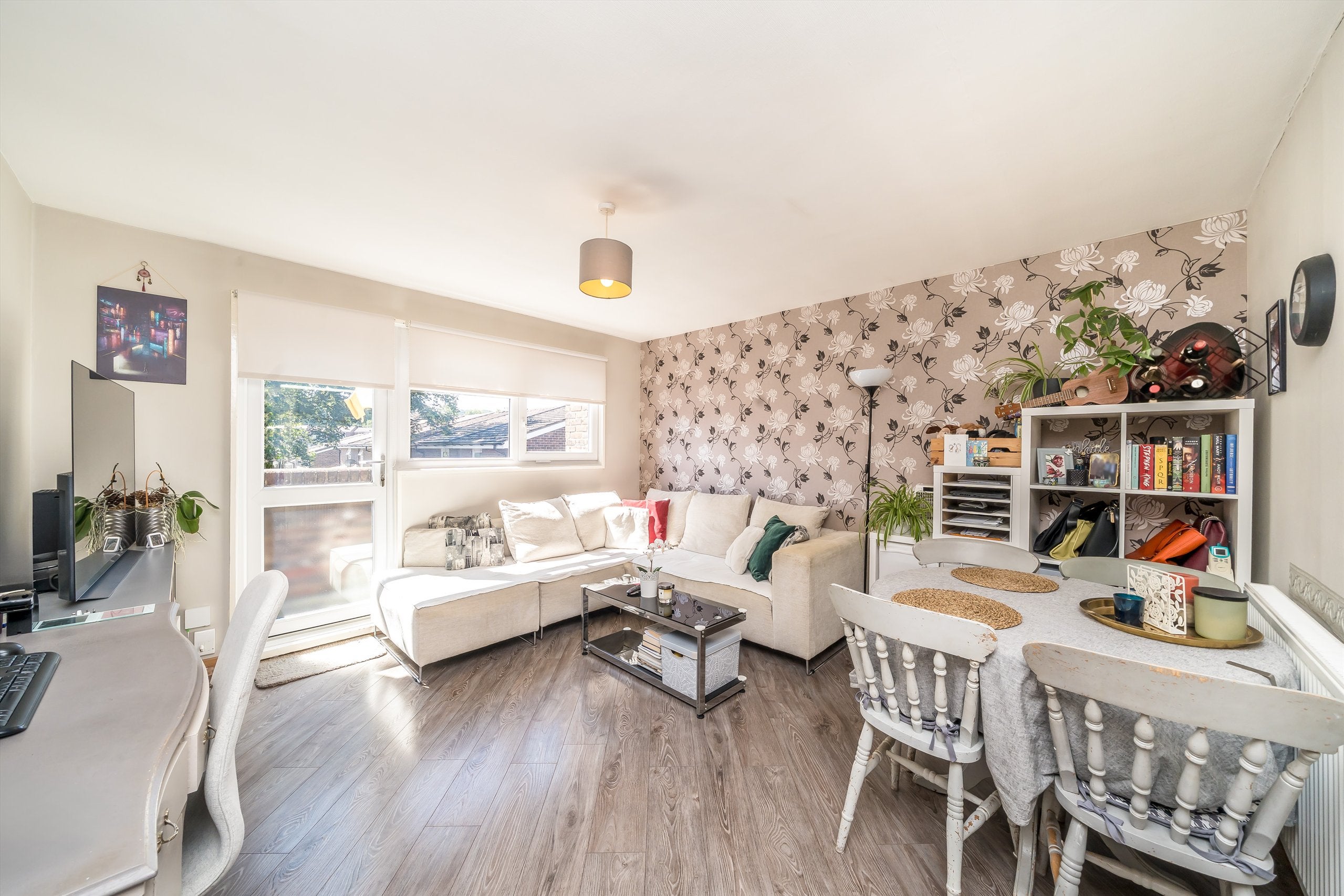 Flat Sandbach Place in Greater London