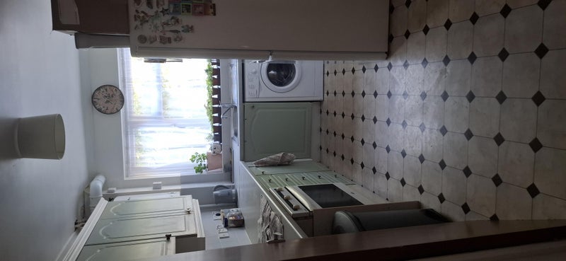 Room Glenview Close in Crawley