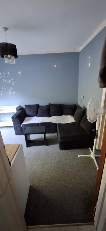 Room Glenview Close in Crawley